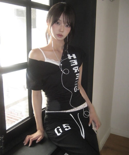 anyonemore(エニワンモア)の「ヴィンテージプリントヘンリーネックボタン半袖Tシャツ(Tシャツ/カットソー・レディース・ブラック・FREE)」の2枚目の写真