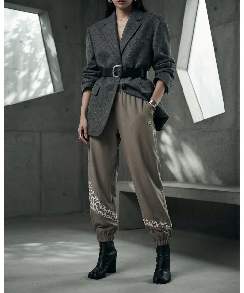 FILA(フィラ)の「ELEY KISHIMOTO×FILA TRACK PANTS / イーリーキシモト×フィラ トラックパンツ(その他パンツ・レディース・ダークカーキ/ブラック・S/M/L/XL)」の2枚目の写真