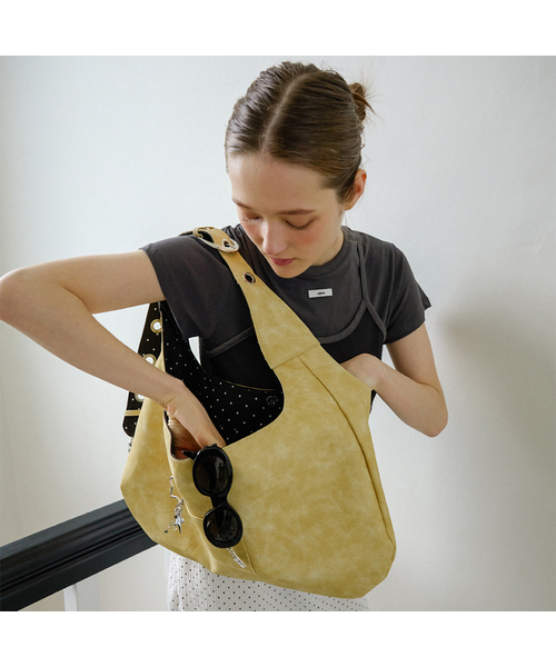 LETERIE(レテリー)の「BUCKLE REVERSIBLE SHOULDER BAG_4COLOR(メッセンジャーバッグ・レディース・ブラック/イエロー/ブラウン/ブルー・FREE)」の1枚目の写真