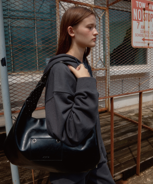 LETERIE(レテリー)の「BUCKLE REVERSIBLE SHOULDER BAG_4COLOR(メッセンジャーバッグ・レディース・ブラック/イエロー/ブラウン/ブルー・FREE)」の6枚目の写真
