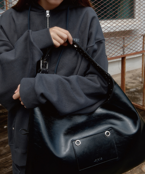 LETERIE(レテリー)の「BUCKLE REVERSIBLE SHOULDER BAG_4COLOR(メッセンジャーバッグ・レディース・ブラック/イエロー/ブラウン/ブルー・FREE)」の7枚目の写真