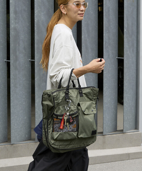 FREAK'S STORE(フリークスストア)の「YOSEMITE STRAP/ヨセミテストラップ EXPANDER HELMET TOTE BAG(トートバッグ・レディース・ブラック/オリーブ・ONE SIZE)」の2枚目の写真