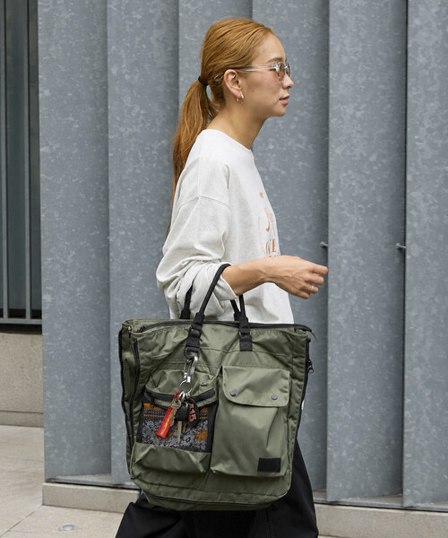 FREAK'S STORE(フリークスストア)の「YOSEMITE STRAP/ヨセミテストラップ EXPANDER HELMET TOTE BAG(トートバッグ・レディース・ブラック/オリーブ・ONE SIZE)」の9枚目の写真