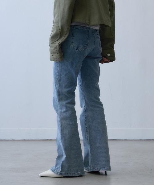 Clum（クルム）の「slim flare denim pants / スリムフレアデニムパンツ（デニムパンツ・レディース・ブルー・MEDIUM/LARGE/SMALL）」の17枚目の写真