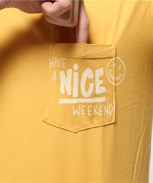JUNK FOOD(ジャンクフード)の「HAVE A NICE WEEK END ポケットTシャツ(Tシャツ/カットソー・メンズ・マスタード・MEDIUM/SMALL/LARGE/X-SMALL)」の5枚目の写真