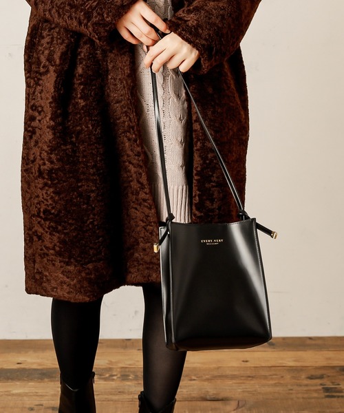 natural couture(ナチュラルクチュール)の「2WAYスクエアショルダー(ショルダーバッグ・レディース・ブラック/ベージュ/ブラウン/アイボリー・FREE)」の3枚目の写真