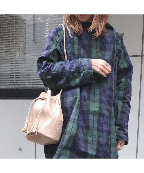 CURI BISCUI(キュリ ビスキュイ)の「【CURIBISCUI】タッセル巾着ショルダー(ショルダーバッグ・レディース・ブラック/ベージュ/ブラウン/イエロー/ブルー/グレイッシュベージュ・FREE)」の3枚目の写真