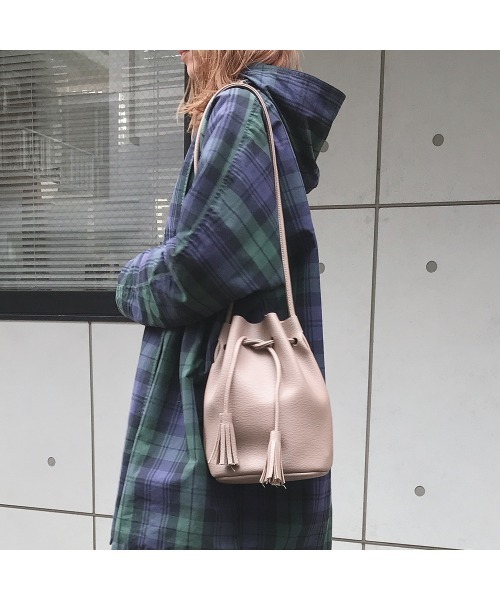 CURI BISCUI(キュリ ビスキュイ)の「【CURIBISCUI】タッセル巾着ショルダー(ショルダーバッグ・レディース・ブラック/ベージュ/ブラウン/イエロー/ブルー/グレイッシュベージュ・FREE)」の4枚目の写真