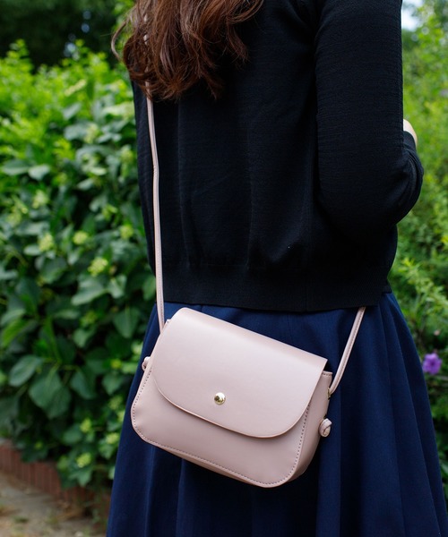 ALTROSE（アルトローズ）の「シンプルショルダーバッグ　[ドーラ]（ショルダーバッグ・レディース・ベージュ/ブラック/ピンク/ブラウン・FREE）」の4枚目の写真