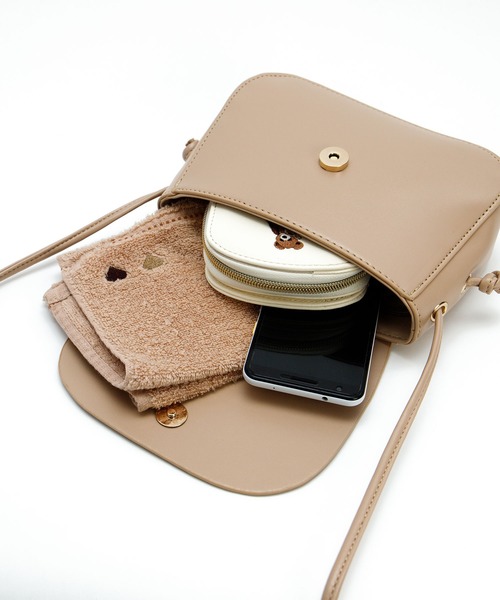 ALTROSE（アルトローズ）の「シンプルショルダーバッグ　[ドーラ]（ショルダーバッグ・レディース・ベージュ/ブラック/ピンク/ブラウン・FREE）」の9枚目の写真