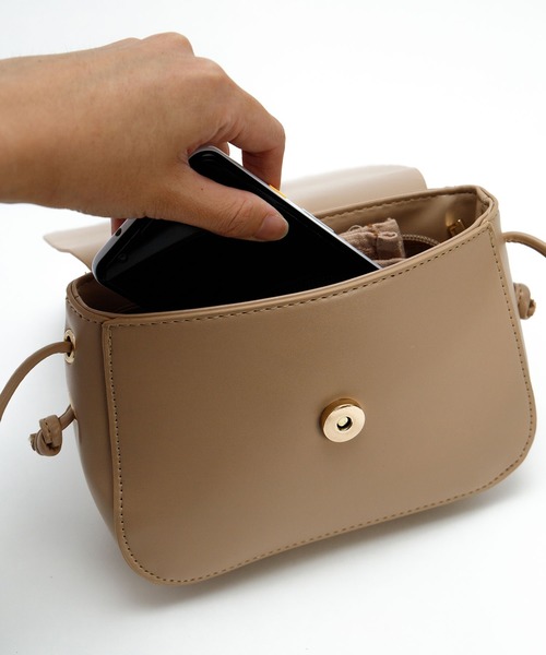 ALTROSE（アルトローズ）の「シンプルショルダーバッグ　[ドーラ]（ショルダーバッグ・レディース・ベージュ/ブラック/ピンク/ブラウン・FREE）」の8枚目の写真