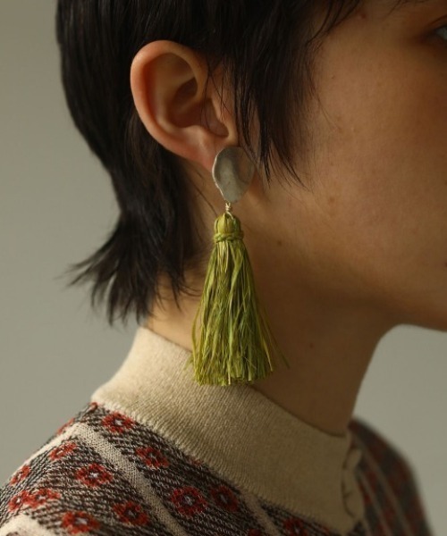 TODAYFUL(トゥデイフル)の「ラフィアフリンジイヤリング(イヤリング・レディース・レッド/ベージュ系その他/グリーン系その他・FREE)」の3枚目の写真