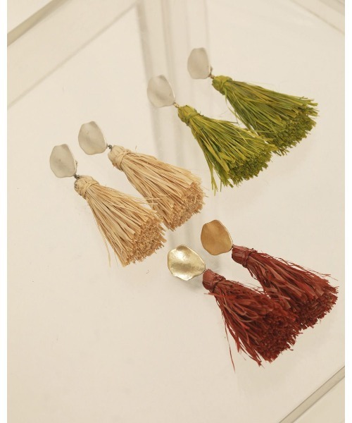 TODAYFUL(トゥデイフル)の「ラフィアフリンジイヤリング(イヤリング・レディース・レッド/ベージュ系その他/グリーン系その他・FREE)」の4枚目の写真