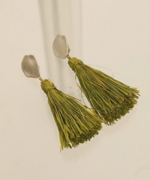 TODAYFUL(トゥデイフル)の「ラフィアフリンジイヤリング(イヤリング・レディース・レッド/ベージュ系その他/グリーン系その他・FREE)」の15枚目の写真