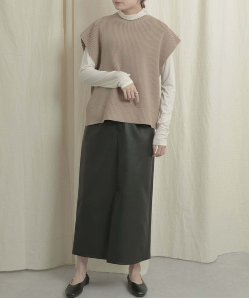 SENSE OF PLACE by URBAN RESEARCH（センスオブプレイスバイアーバンリサーチ）の「【WEB/一部店舗限定】フェイクレザータイトスカート（スカート・レディース・ブラック/ベージュ/グレー/ライトベージュ・ONE）」の2枚目の写真