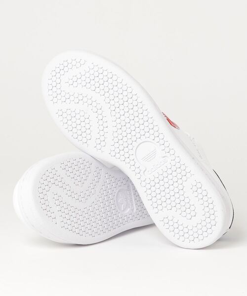adidas（アディダス）の「adidas アディダス STAN SMITH W スタンスミス H05270 FWHT/BLU/RED（スニーカー・レディース・ホワイト系その他・22.5cm/23.5cm/24.5cm/25.5cm/26.5cm/27.5cm/23.0cm/24.0cm/25.0cm/26.0cm/27.0cm/28.0cm/22.0cm）」の2枚目の写真