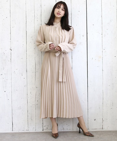 Roomy's（ルーミーズ）の「ウエストリボンプリーツシャツワンピース（ワンピース・レディース・ベージュ/ブラック・FREE）」の2枚目の写真