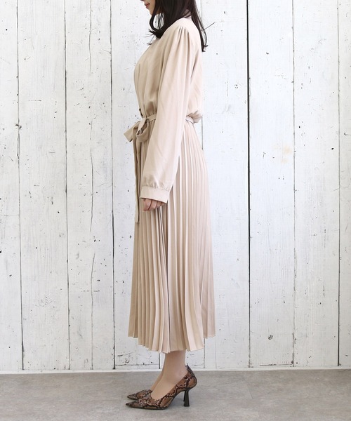 Roomy's（ルーミーズ）の「ウエストリボンプリーツシャツワンピース（ワンピース・レディース・ベージュ/ブラック・FREE）」の6枚目の写真