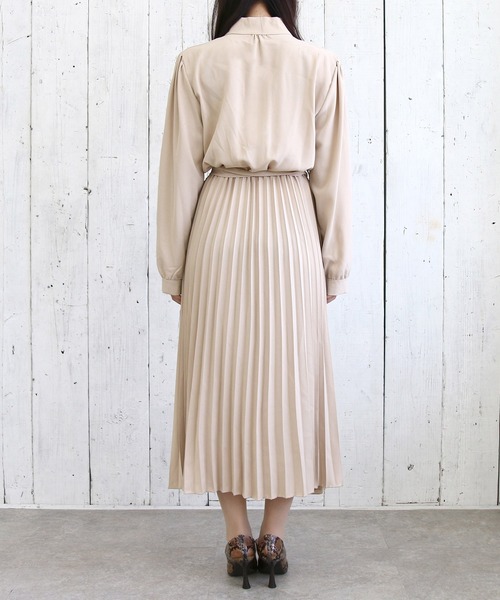 Roomy's（ルーミーズ）の「ウエストリボンプリーツシャツワンピース（ワンピース・レディース・ベージュ/ブラック・FREE）」の3枚目の写真