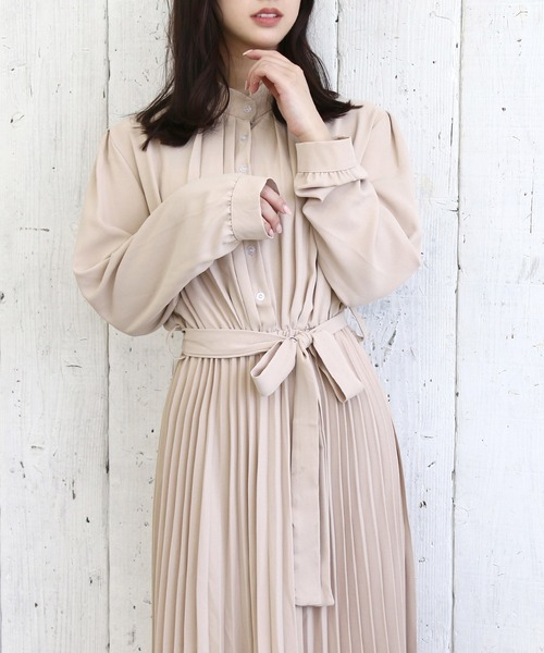 Roomy's（ルーミーズ）の「ウエストリボンプリーツシャツワンピース（ワンピース・レディース・ベージュ/ブラック・FREE）」の5枚目の写真