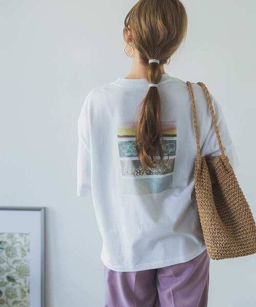 ITEMS URBANRESEARCH（アイテムズ アーバンリサーチ）の「ルーズプリントTシャツ（Tシャツ/カットソー・レディース・チャコールグレー/オフホワイト/グレー系その他・FREE）」の2枚目の写真