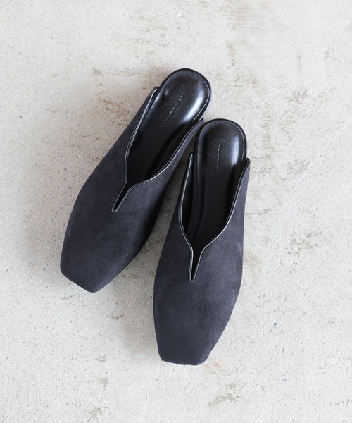 mysty woman（ミスティウーマン）の「Vスリットフラットミュール 954787（サンダル・レディース・ブラック/アイボリー/アニマル・M/L）」の4枚目の写真