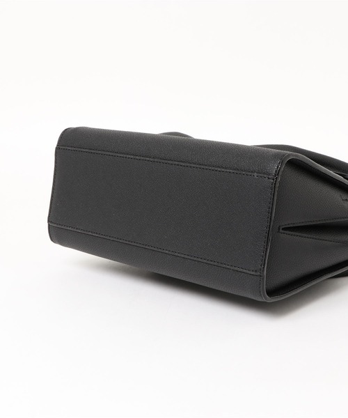 CHARLES & KEITH(チャールズ & キース)の「ダブルハンドルプッシュロック バッグ / Double Handle Push-Lock Bag(ハンドバッグ・レディース・ブラック/クリーム/マスタード・M)」の7枚目の写真