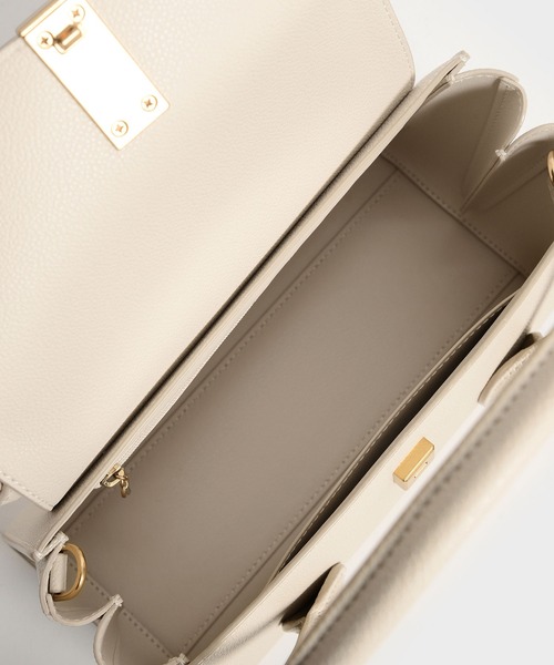 CHARLES & KEITH(チャールズ & キース)の「ダブルハンドルプッシュロック バッグ / Double Handle Push-Lock Bag(ハンドバッグ・レディース・ブラック/クリーム/マスタード・M)」の11枚目の写真