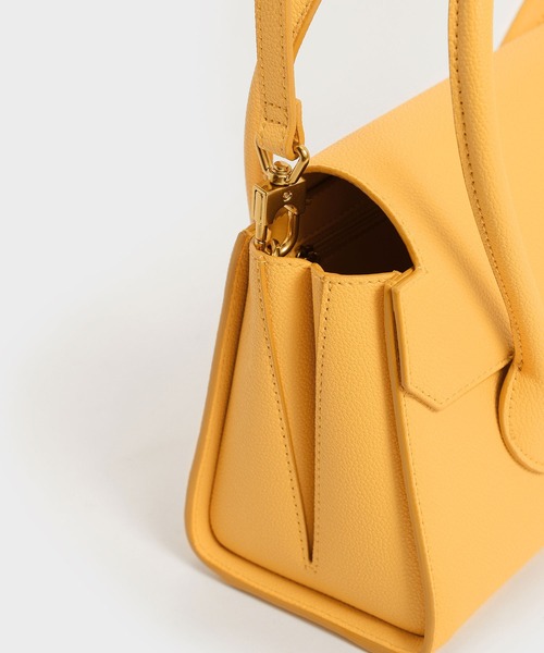 CHARLES & KEITH(チャールズ & キース)の「ダブルハンドルプッシュロック バッグ / Double Handle Push-Lock Bag(ハンドバッグ・レディース・ブラック/クリーム/マスタード・M)」の14枚目の写真
