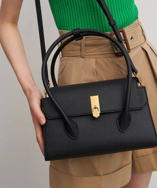 CHARLES & KEITH(チャールズ & キース)の「ダブルハンドルプッシュロック バッグ / Double Handle Push-Lock Bag(ハンドバッグ・レディース・ブラック/クリーム/マスタード・M)」の16枚目の写真