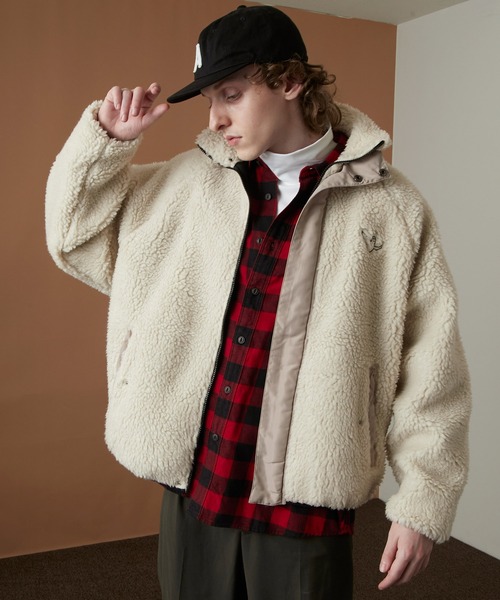 Mark Gonzales(マーク・ゴンザレス)の「Mark Gonzales/マークゴンザレス 別注 ビッグシルエット スタンドネック サテン配色 フリースボアブルゾン EMMA CLOTHES(ブルゾン・メンズ・ブラック/オリーブ/ナチュラル/ベージュ系その他・M/L)」の4枚目の写真