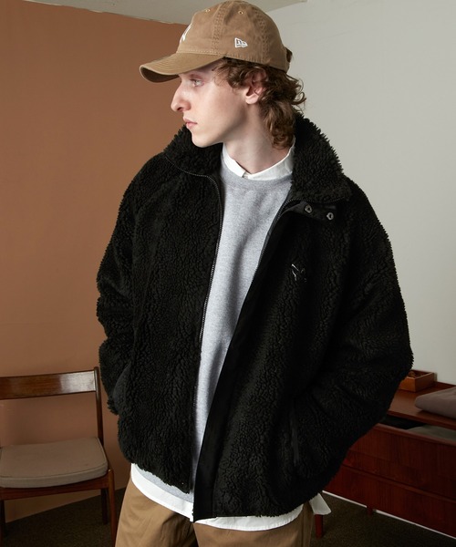 Mark Gonzales(マーク・ゴンザレス)の「Mark Gonzales/マークゴンザレス 別注 ビッグシルエット スタンドネック サテン配色 フリースボアブルゾン EMMA CLOTHES(ブルゾン・メンズ・ブラック/オリーブ/ナチュラル/ベージュ系その他・M/L)」の3枚目の写真