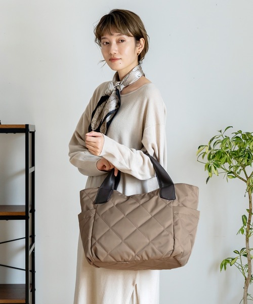 VitaFelice（ヴィータフェリーチェ）の「キルティング2wayナイロンビッグトートバッグ（トートバッグ・レディース・ブラック/チャコールグレー/ベージュ系その他・FREE）」の12枚目の写真