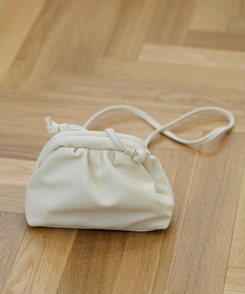 HALEY PESCA(ヘーリーペスカ)の「HALEY PESCA/スモールサイズ フェイクレザーショルダーバッグ(ショルダーバッグ・レディース・ホワイト/ブラック/ブラウン・FREE)」の2枚目の写真