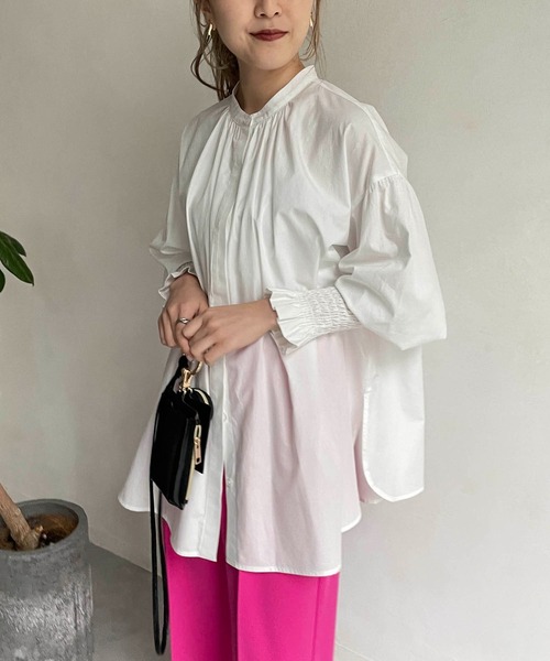 CAPRICIEUX LE'MAGE（カプリシューレマージュ）の「袖シャーリングパフシャツ（シャツ/ブラウス・レディース・グリーン/ホワイト/ライトグレー・FREE）」の2枚目の写真