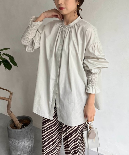 CAPRICIEUX LE'MAGE（カプリシューレマージュ）の「袖シャーリングパフシャツ（シャツ/ブラウス・レディース・グリーン/ホワイト/ライトグレー・FREE）」の3枚目の写真