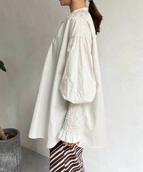 CAPRICIEUX LE'MAGE（カプリシューレマージュ）の「袖シャーリングパフシャツ（シャツ/ブラウス・レディース・グリーン/ホワイト/ライトグレー・FREE）」の9枚目の写真