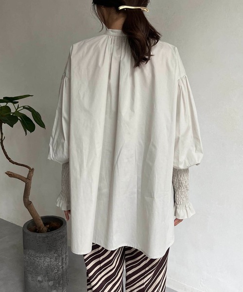 CAPRICIEUX LE'MAGE（カプリシューレマージュ）の「袖シャーリングパフシャツ（シャツ/ブラウス・レディース・グリーン/ホワイト/ライトグレー・FREE）」の4枚目の写真