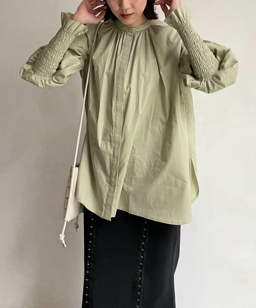 CAPRICIEUX LE'MAGE（カプリシューレマージュ）の「袖シャーリングパフシャツ（シャツ/ブラウス・レディース・グリーン/ホワイト/ライトグレー・FREE）」の6枚目の写真