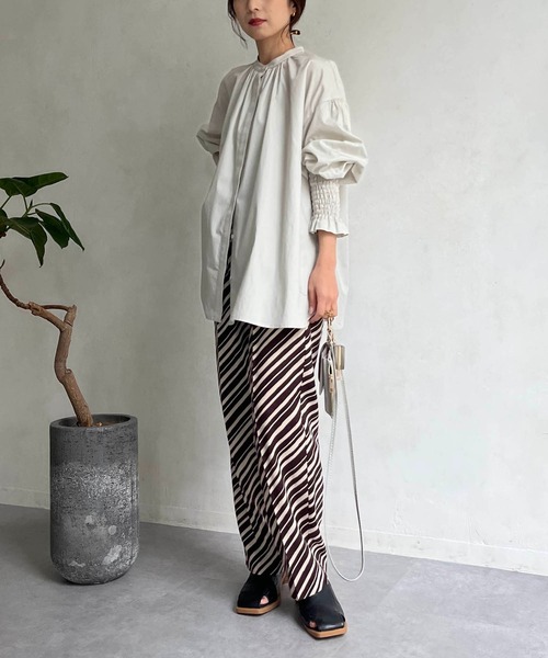 CAPRICIEUX LE'MAGE（カプリシューレマージュ）の「袖シャーリングパフシャツ（シャツ/ブラウス・レディース・グリーン/ホワイト/ライトグレー・FREE）」の15枚目の写真