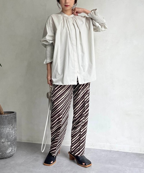 CAPRICIEUX LE'MAGE（カプリシューレマージュ）の「袖シャーリングパフシャツ（シャツ/ブラウス・レディース・グリーン/ホワイト/ライトグレー・FREE）」の13枚目の写真