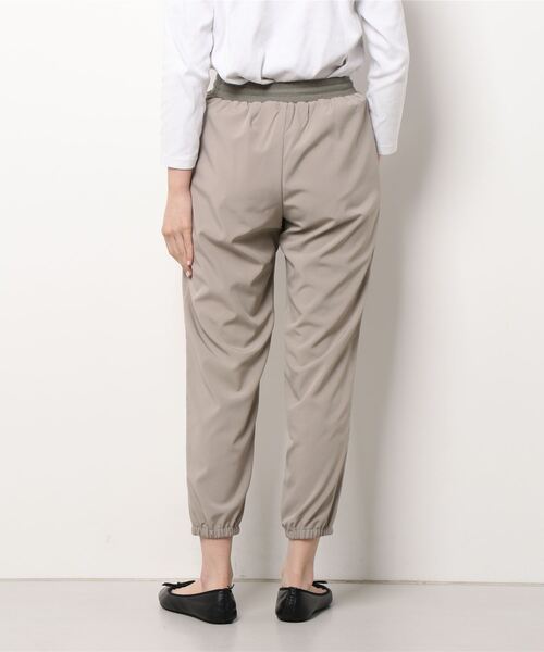 Q（キュー）の「リブベルトジョガーパンツ（その他パンツ・レディース・ブラック/グレイッシュベージュ・MEDIUM）」の6枚目の写真