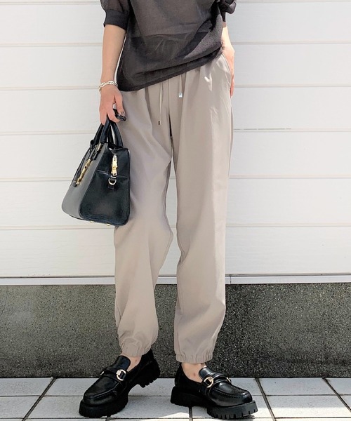 Q（キュー）の「リブベルトジョガーパンツ（その他パンツ・レディース・ブラック/グレイッシュベージュ・MEDIUM）」の2枚目の写真