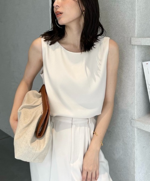 anuans（アニュアンス）の「バックサテンノースリーブブラウス（シャツ