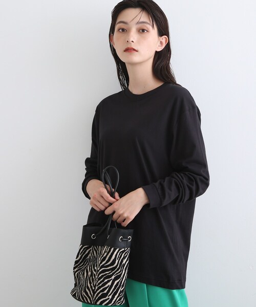 INDIVI（インディヴィ）の「【WORLD for the World】バックロゴ ロングTシャツ（Tシャツ/カットソー・レディース・ブラック/ホワイト・05/13/38）」の17枚目の写真