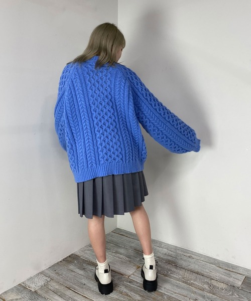 179/WG(イチナナキュウダブルジー)の「ふわもこBIGケーブルニットプルオーバー(ニット/セーター・レディース・オフホワイト/ブラック/グリーン/ブルー・FREE)」の11枚目の写真