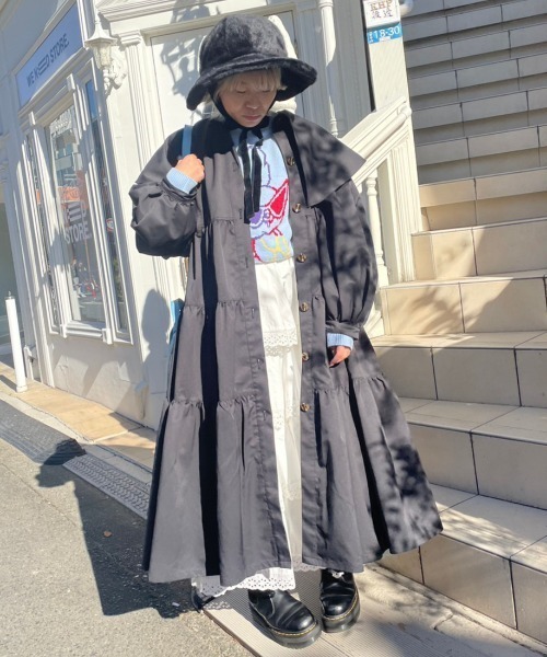 Candy Stripper（キャンディストリッパー）の「LYRICAL TIERED TRENCH コート（トレンチコート・レディース・ブラック/ベージュ・2）」の3枚目の写真