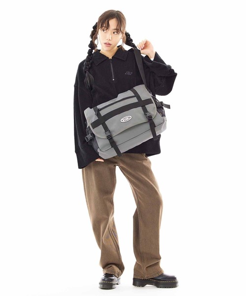 X-girl(エックスガール)の「OVAL LOGO MESSENGER BAG(ショルダーバッグ・レディース・ブラック/グレー・ONE SIZE)」の4枚目の写真