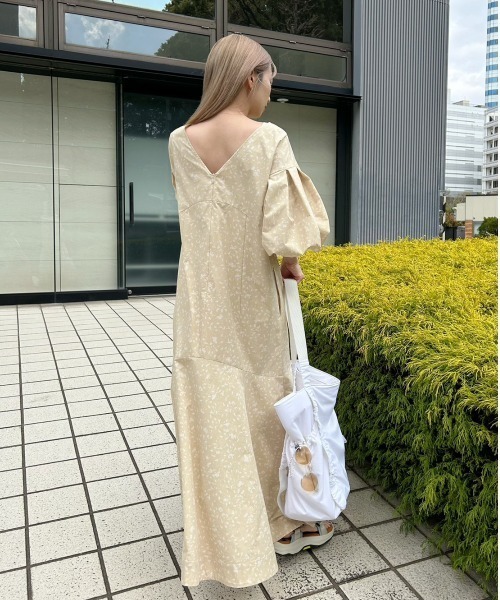 未使用タグ付き　emmi エミ　ボリュームリラックスワンピース　ボリューム袖　M emmi（エミ）の「【emmi atelier】袖ボリュームリラックス