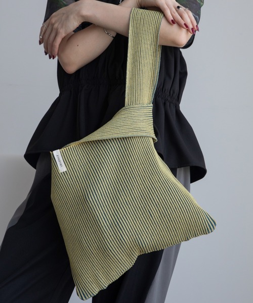 VACANCY（ヴァカンシー）の「配色リブニットバッグ（ハンドバッグ・レディース・ブラック/ブルー/グリーン/ダークブルー/イエロー/ホワイト・FREE）」の6枚目の写真